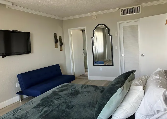 Oceanview On Sand Located In Ocean Manor Resort Fort Lauderdale Beach 2 Bed 2 Bath Spacious Corner Unit Partial Ocean View